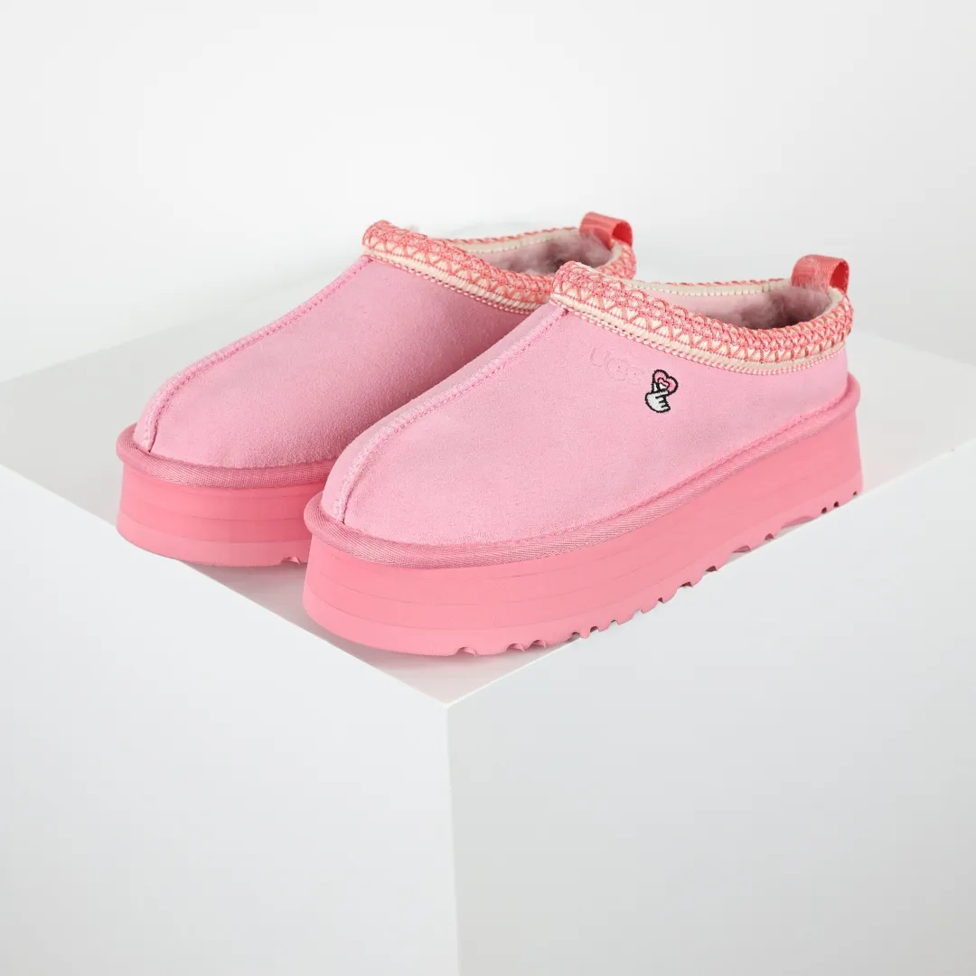 Copy price 💰560 Core recommendation of good price 5cm thick sole, independently developed original outsole, cashmere insole, keeping warm in winter, suitable for home use. In the new year, uug launched a style series, which is partially geared towards the preferences of young consumers. It has also moved to the forefront of fashion trends. Shoe body material, water-repellent coated suede upper, 17 mm UGGPURE™ implanted wool insole, lightweight non-slip and comfortable rubber outsole, with brand LOGO and trademark, with full package Size: 35 36 37 38 39 40